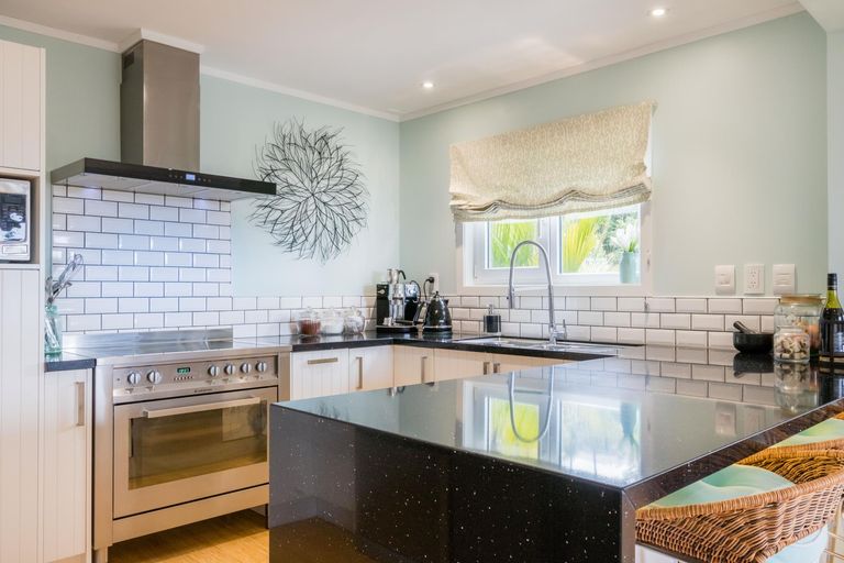 Photo of property in 24 Deirdre Place, Titirangi, Auckland, 0604