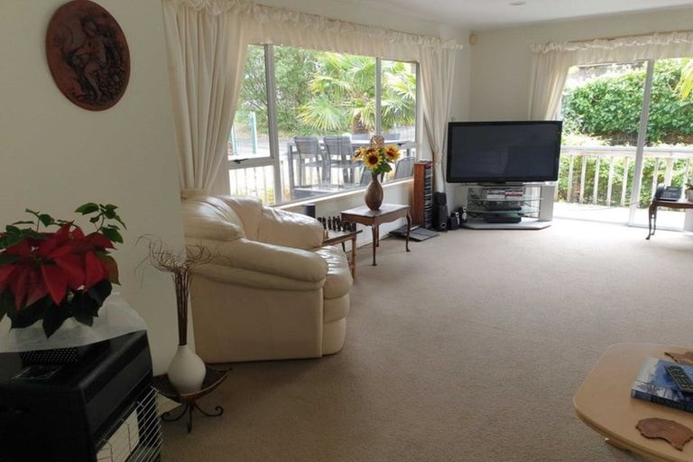 Photo of property in 17 Prestige Place, Castor Bay, Auckland, 0620
