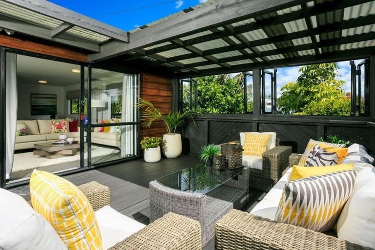 Photo of property in 2/17 Mirovale Place, Totara Vale, Auckland, 0629