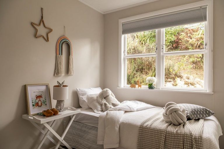 Photo of property in 2 Paparangi Crescent, Paparangi, Wellington, 6037