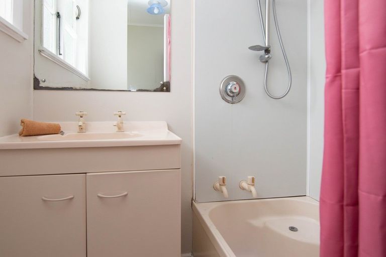 Photo of property in 18 Montrose Place, Takaro, Palmerston North, 4412