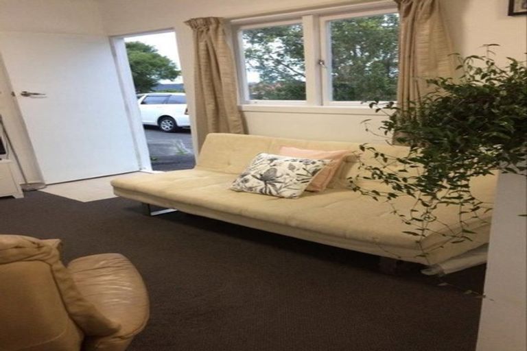 Photo of property in 17 Edgeworth Road, Glenfield, Auckland, 0629