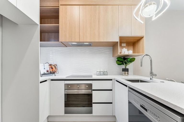 Photo of property in 15 Don Oliver Lane, Glen Eden, 0602