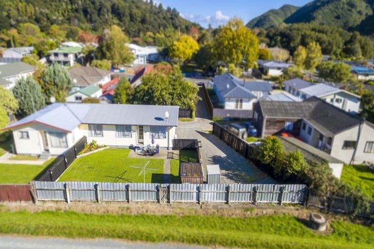 Photo of property in 11b Gemstone Drive, Birchville, Upper Hutt, 5018