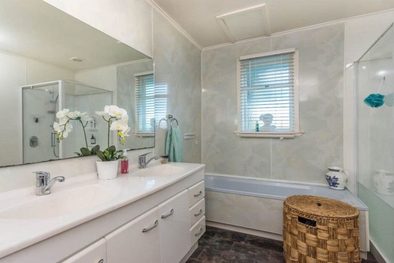 Property details for 20 Barrys Road, Glendene, Auckland, 0602