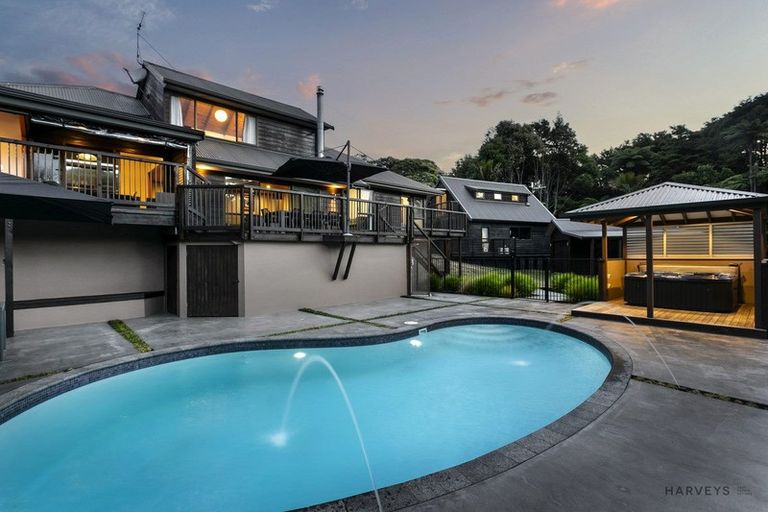 Photo of property in 19 Cochran Road, Oratia, Auckland, 0604