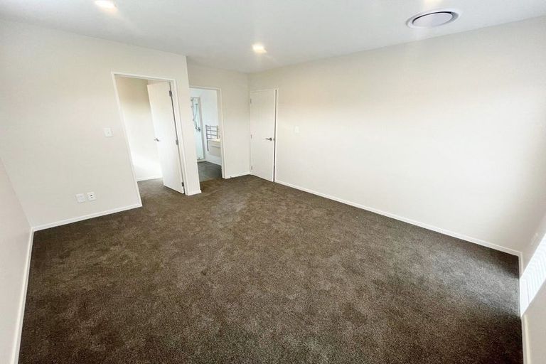 Photo of property in 21 Madden Avenue, Kumeu, 0810