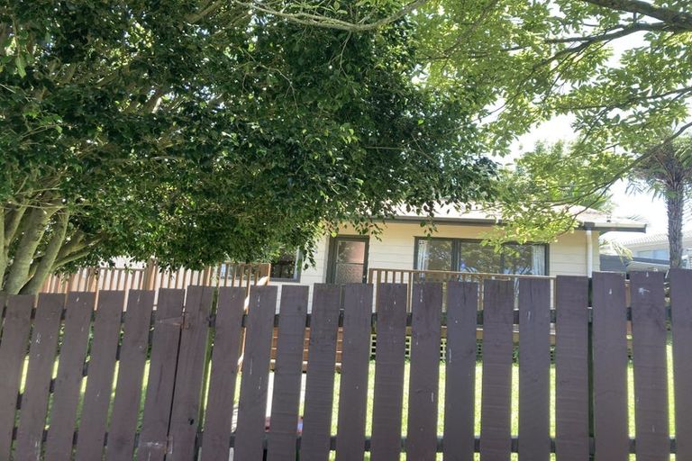 Photo of property in 102 Kemp Road, Massey, Auckland, 0614