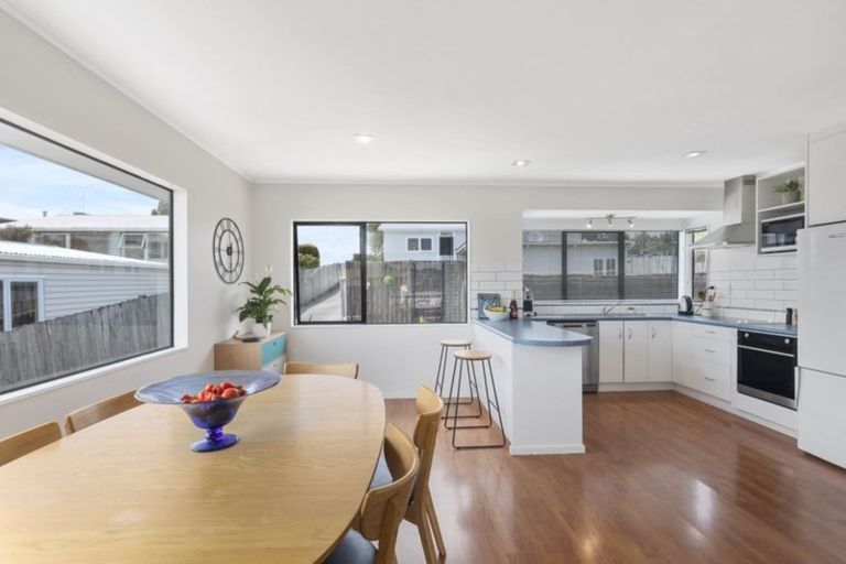 Photo of property in 2/7 Arran Road, Browns Bay, Auckland, 0630