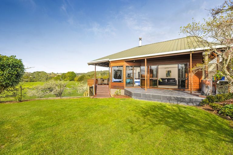 Photo of property in 102 Shaw Road, Oratia, Auckland, 0604