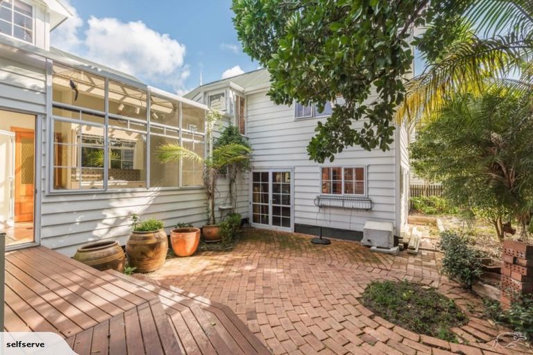 Photo of property in 5 Queen Street, Northcote Point, Auckland, 0627