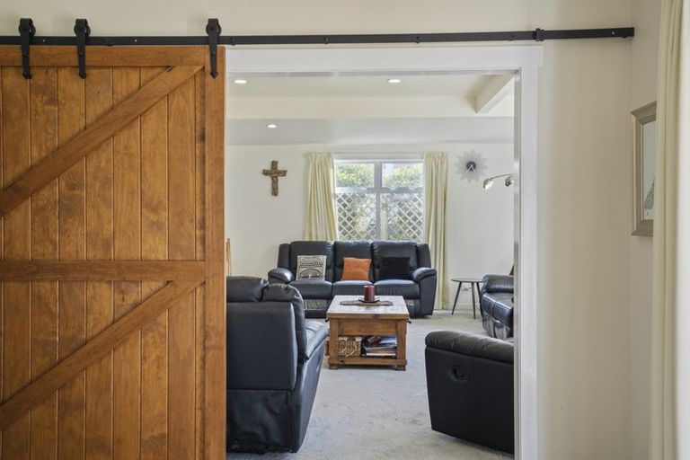 Photo of property in 1 Kawaroa Close, New Plymouth, 4310