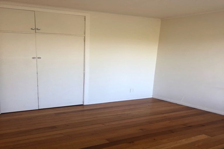 Photo of property in 47 Yeovil Road, Te Atatu Peninsula, Auckland, 0610