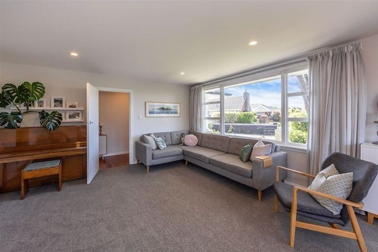Photo of property in 28 Clipper Place, Redwood, Christchurch, 8051