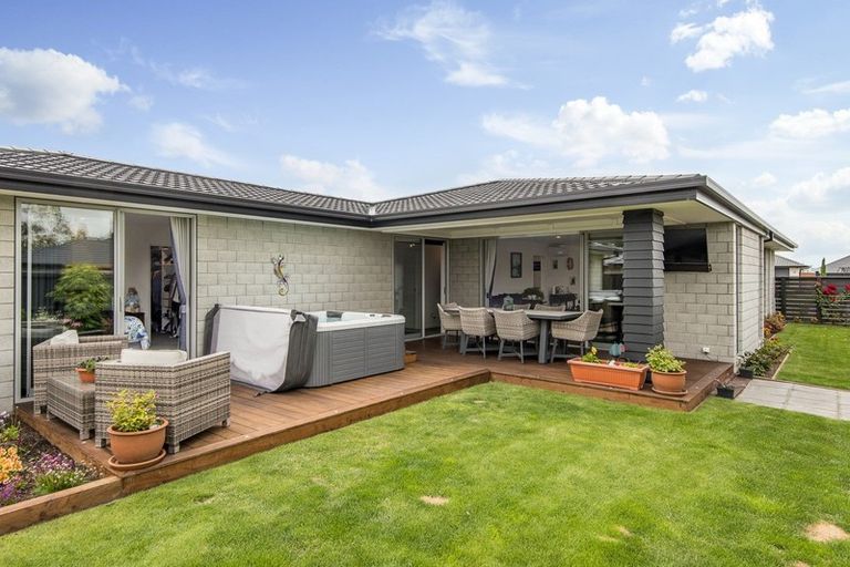 Photo of property in 5a Shillingford Boulevard, Rolleston, 7615