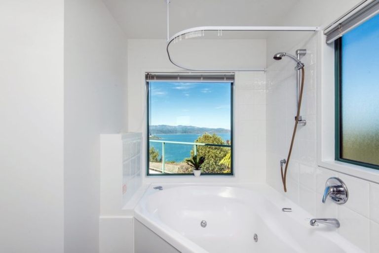 Photo of property in 44 Dress Circle, Newlands, Wellington, 6037