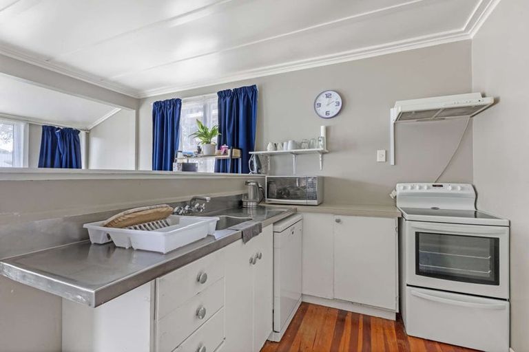 Photo of property in 32 Pendarves Street, New Plymouth, 4310