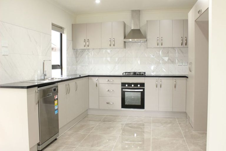 Photo of property in 90a Gossamer Drive, Pakuranga Heights, Auckland, 2010