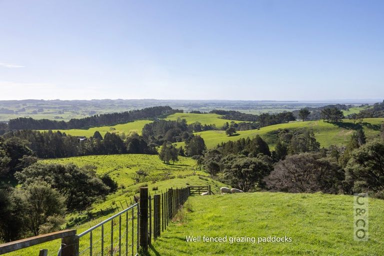 Photo of property in 10 Kaipara View Road, Helensville, 0875