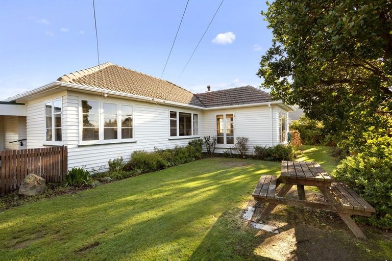 Photo of property in 2 Ongley Crescent, Tawa, Wellington, 5028