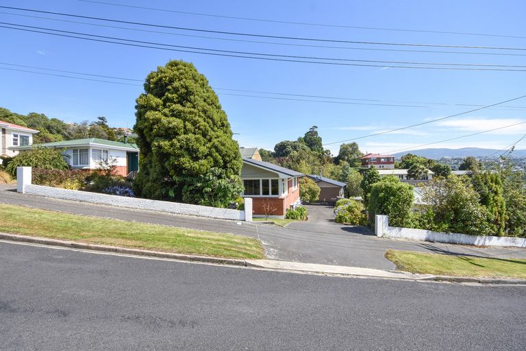 Photo of property in 112 Easther Crescent, Kew, Dunedin, 9012