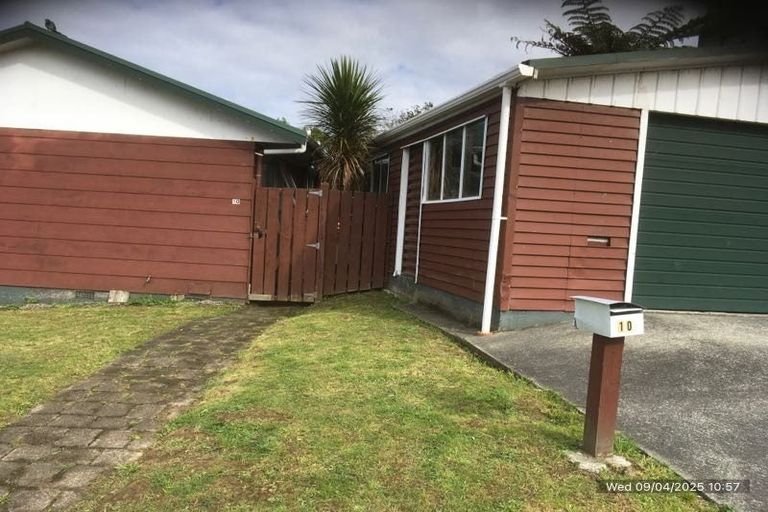Photo of property in 10 Cheltenham Terrace, Newlands, Wellington, 6037