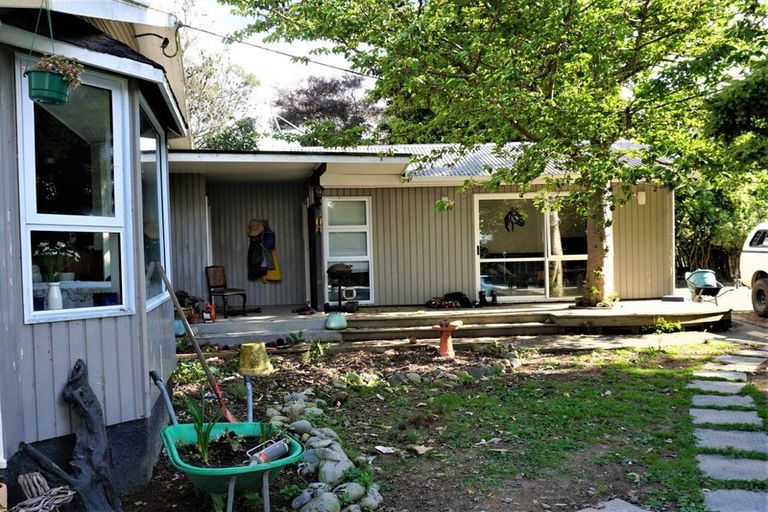 Photo of property in 82 Heatherlea West Road, Levin, 5575