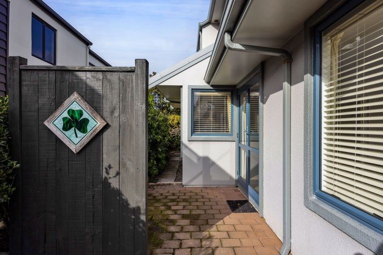 Photo of property in 2 Kawaroa Close, New Plymouth, 4310