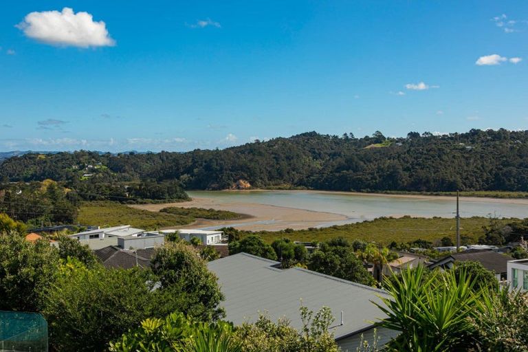 Photo of property in 13 Rangi Avenue, Schnapper Rock, Auckland, 0632