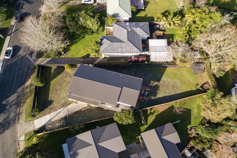 Photo of property in 27 Renata Crescent, Te Atatu Peninsula, Auckland, 0610