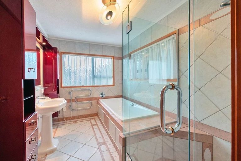 Photo of property in 2/30 Manly Esplanade, Browns Bay, Auckland, 0630