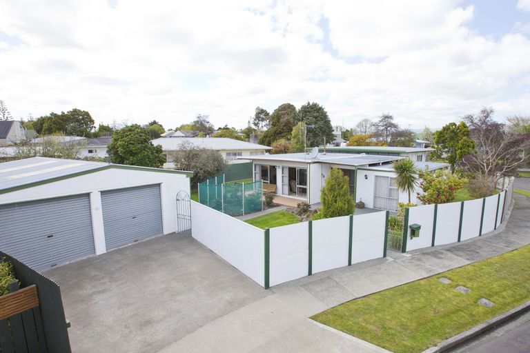 Photo of property in 6 Pukatea Place, Milson, Palmerston North, 4414
