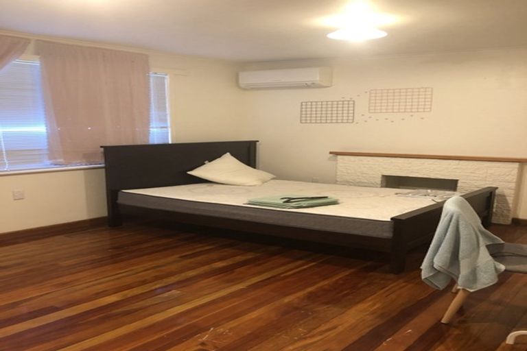 Photo of property in 964 East Coast Road, Northcross, Auckland, 0632