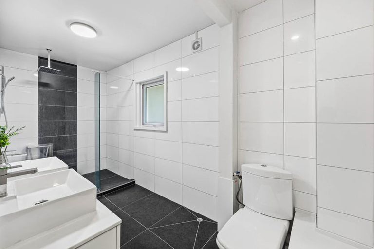 Photo of property in 26 Pickwick Parade, Mellons Bay, Auckland, 2014