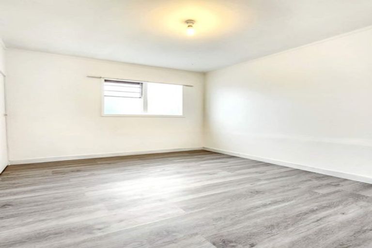 Photo of property in 1/63 Girrahween Drive, Totara Vale, Auckland, 0629