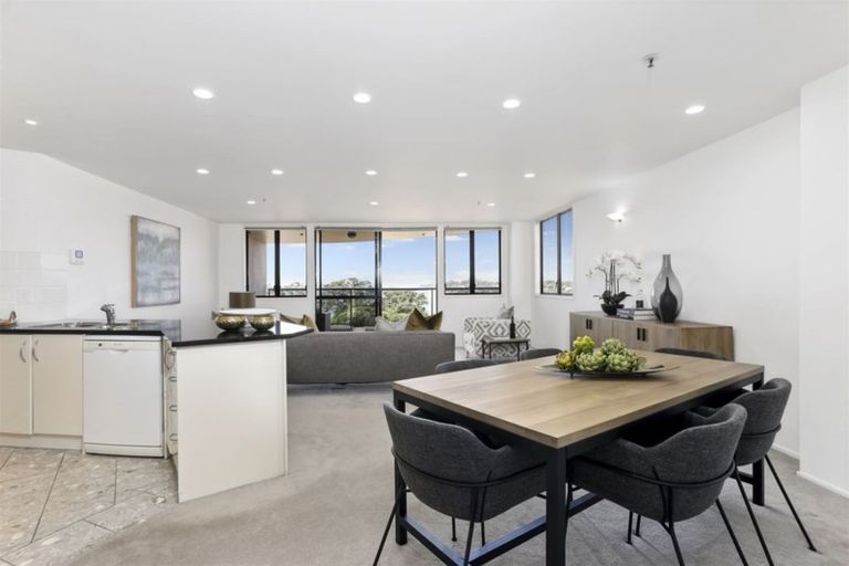 Photo of property in 5d/173 Hurstmere Road, Takapuna, Auckland, 0622