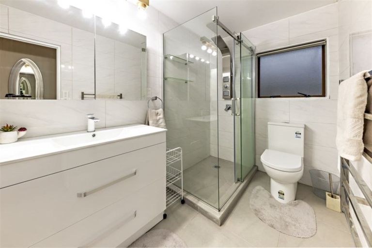 Photo of property in 2/10 Kimdale Place, Totara Heights, Auckland, 2105