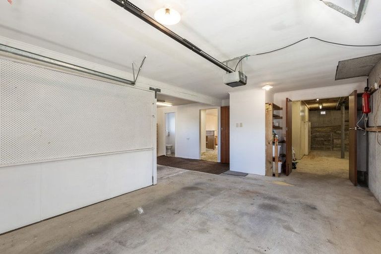 Photo of property in 28 Edgecombe Street, Newlands, Wellington, 6037