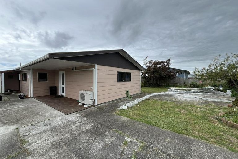 Photo of property in 32 Strathmore Avenue, Levin, 5510