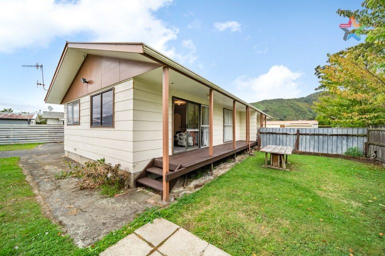 Photo of property in 316b Wellington Road, Wainuiomata, Lower Hutt, 5014