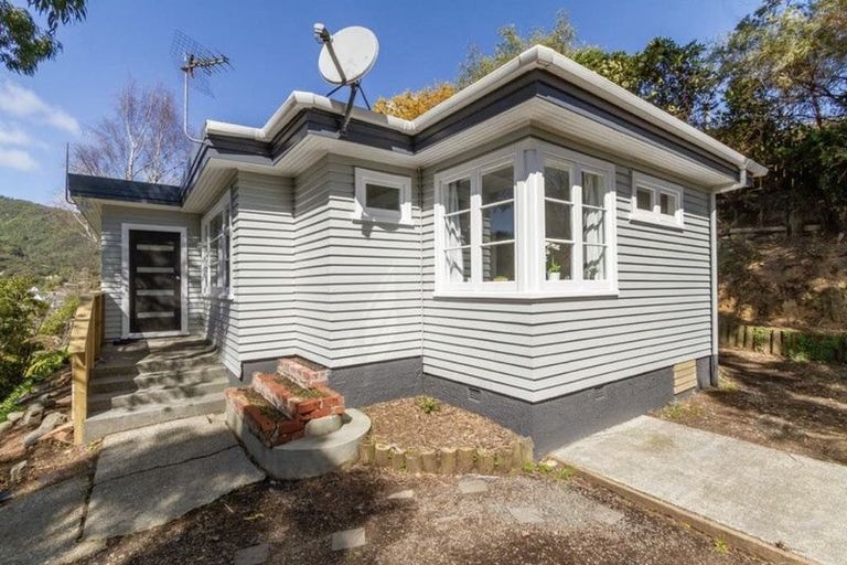 Photo of property in 33 Kopara Grove, Stokes Valley, Lower Hutt, 5019