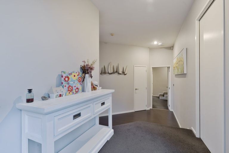 Photo of property in 94 Lake Panorama Drive, Henderson Valley, Auckland, 0612