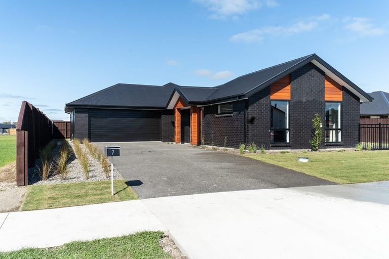 Photo of property in 7 Mccahon Drive, Rangiora, 7400