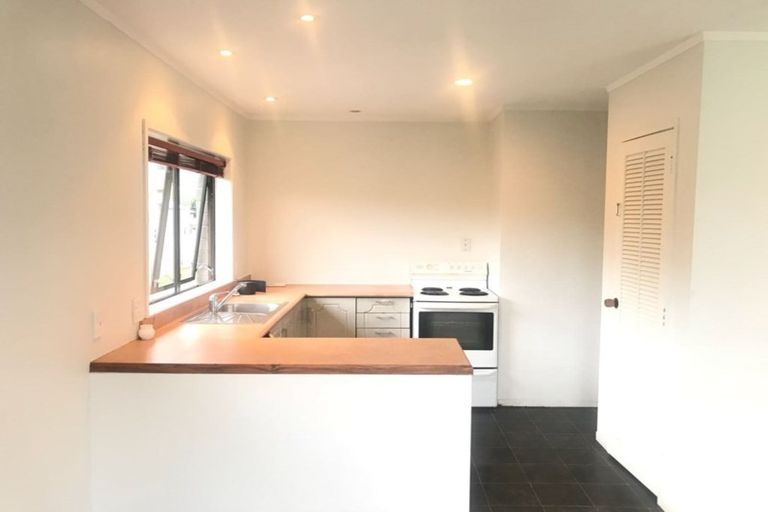 Photo of property in 2/31 Sunnyhaven Avenue, Beach Haven, Auckland, 0626