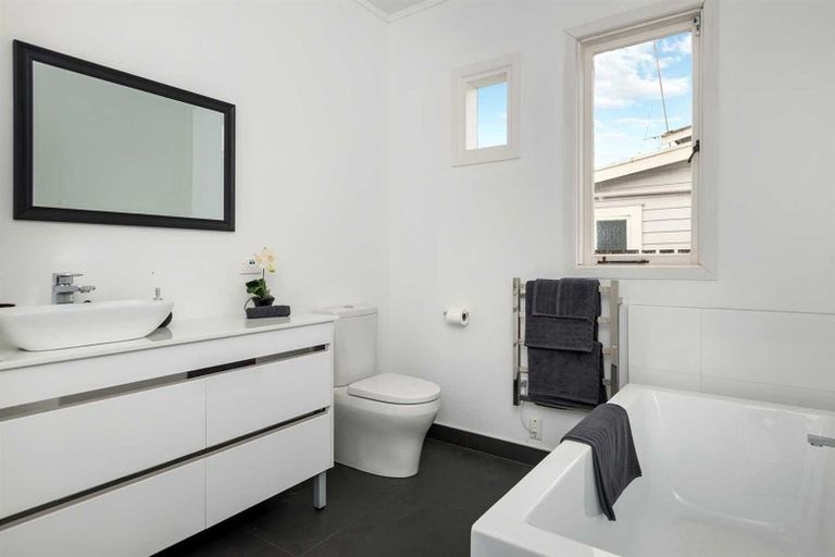 Photo of property in 18 Walmer Road, Point Chevalier, Auckland, 1022