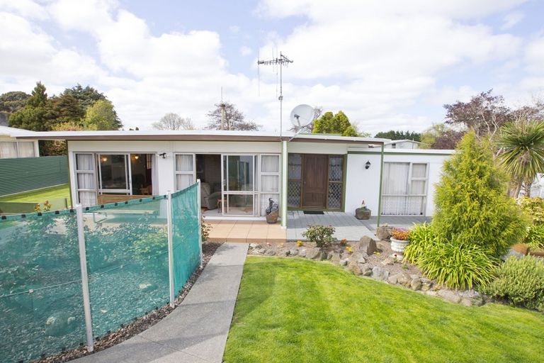 Photo of property in 6 Pukatea Place, Milson, Palmerston North, 4414