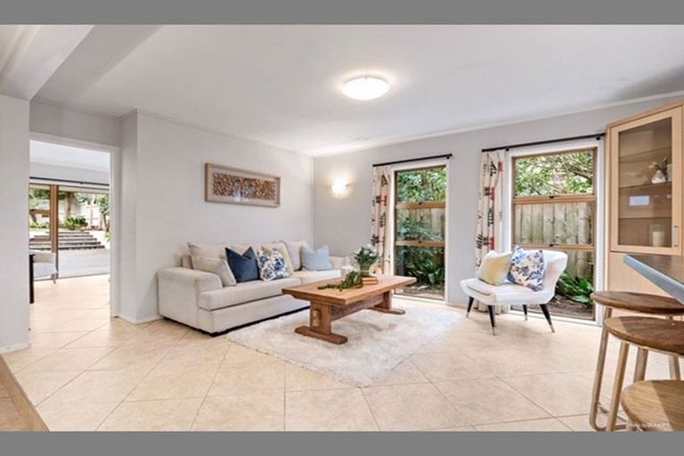 Photo of property in 16 Cobblestone Lane, Hillcrest, Auckland, 0627