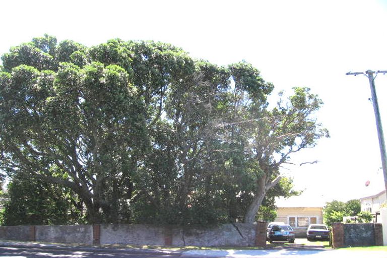 Photo of property in 37 East Coast Road, Milford, Auckland, 0620