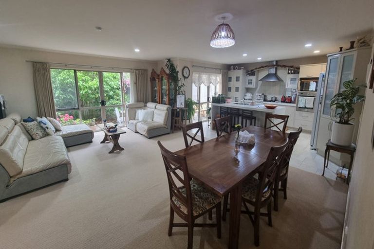 Photo of property in 4 Oswald Close, Flat Bush, Auckland, 2016