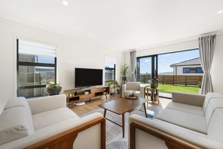 Photo of property in 8 Boeing Way, Newlands, Wellington, 6037